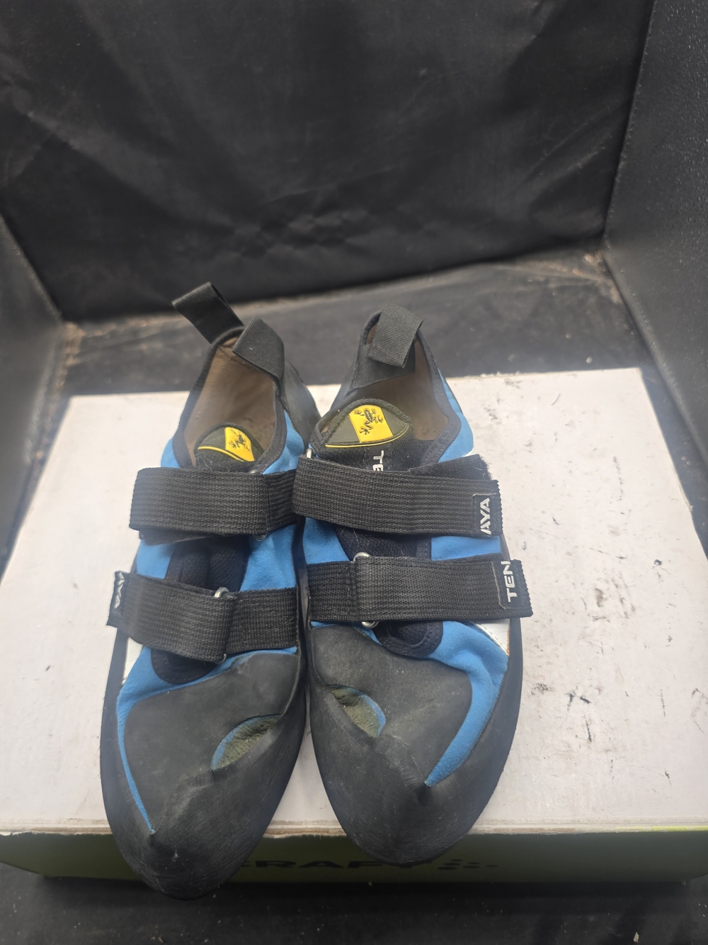 Men’s Blue and Black Athletic Climbing Shoes with Hook-and-Loop Straps